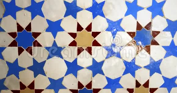 在清真寺内瓷砖上缓慢的电影旋转视频的预览图