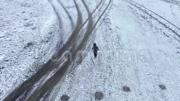 冬季一名女子在户外跑步的4k全景视频的预览图