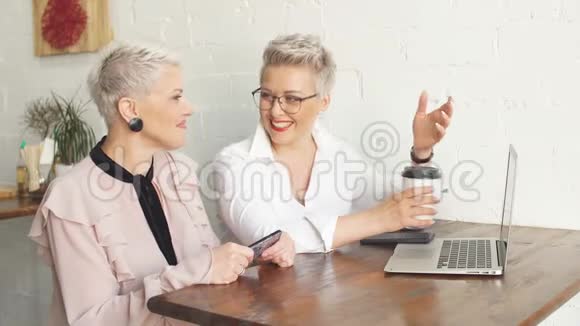 女商人和客户讨论可能的室内合同视频的预览图
