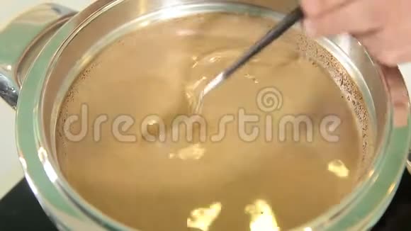 在平底锅中加入牛奶的巧克力视频的预览图