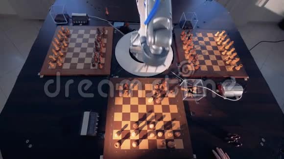 机器人手臂从上面下棋视频的预览图