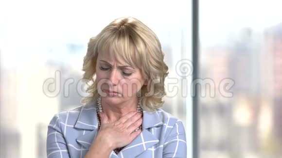 伤心的商业女人喉咙痛视频的预览图