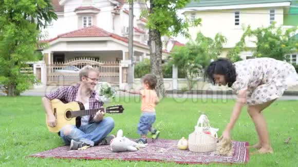多民族家庭幸福结合与户外音乐的肖像视频的预览图