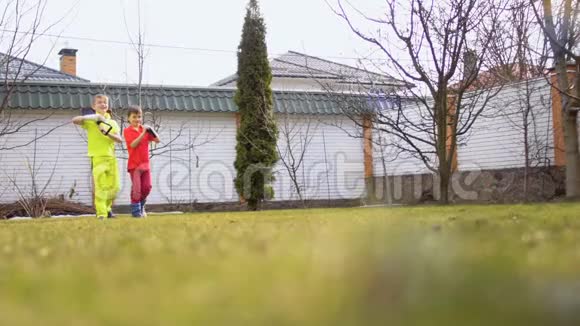 带铲子的小男孩在花园里散步视频的预览图