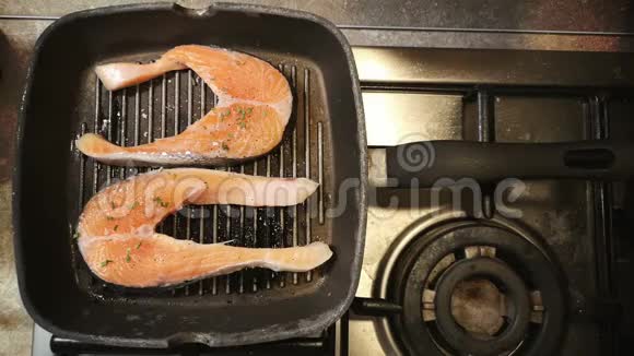 在烤炉背景上煮生鲑鱼视频的预览图