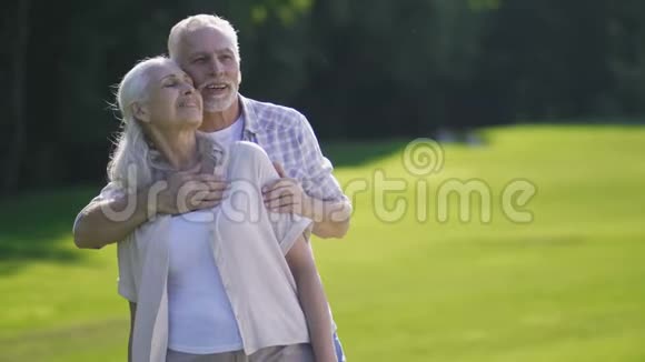 绿茵草坪上激情四溢的老夫妇画像视频的预览图