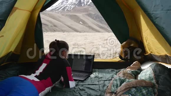 帐篷里有笔记本电脑的女孩视频的预览图