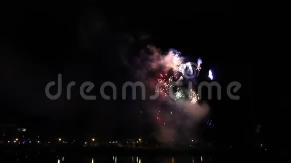 瓦塔瓦河新年快乐视频的预览图