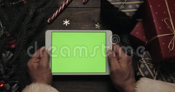 男性用绿色屏幕在白色平板电脑上点击页面铬钥匙上景水平位置视频的预览图