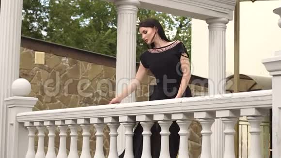 石栏杆附近优雅少女画像视频的预览图