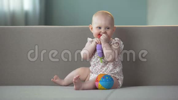 可爱的宝宝品尝五颜六色的玩具发现世界心情好婴儿牙胶视频的预览图