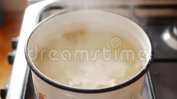做汤把豆子加到汤里视频的预览图