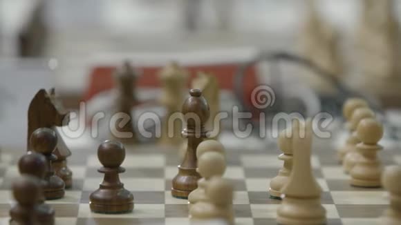 象棋比赛中的棋盘和数字儿童下棋世界学员锦标赛视频的预览图