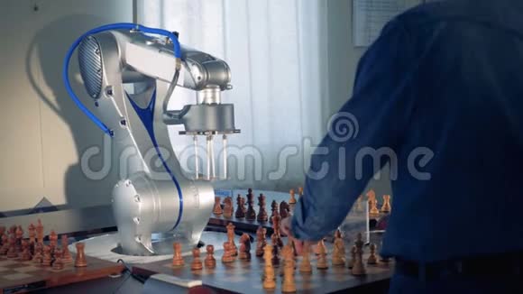 机器人手机器人手臂和一个人下棋未来主义概念视频的预览图
