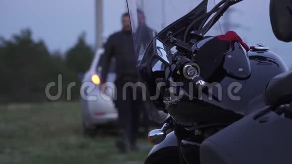 自行车在模糊的背景下骑摩托车视频的预览图