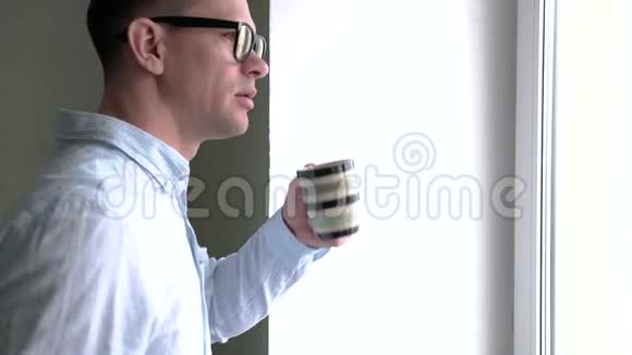 商务人员在正式套房喝咖啡视频的预览图