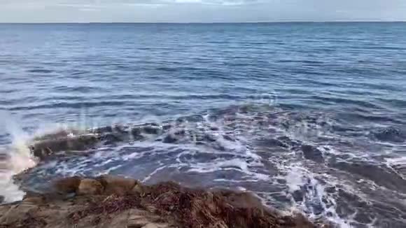 在圣巴巴拉戈莱塔海滩溅起海浪太平洋海岸加利福尼亚视频的预览图