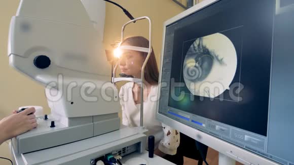 一位年轻女士的视力检查视频的预览图