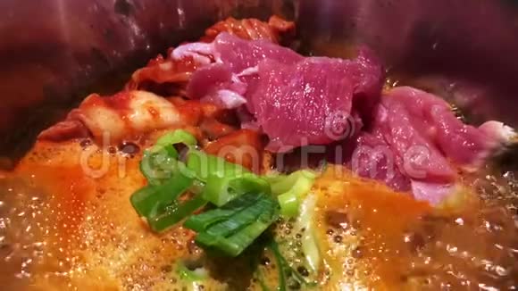 火锅煮牛肉泡菜汤视频的预览图