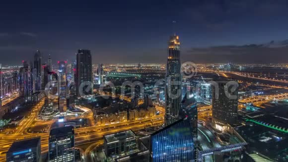 迪拜国际金融中心地区拥有现代化摩天大楼夜以继日视频的预览图