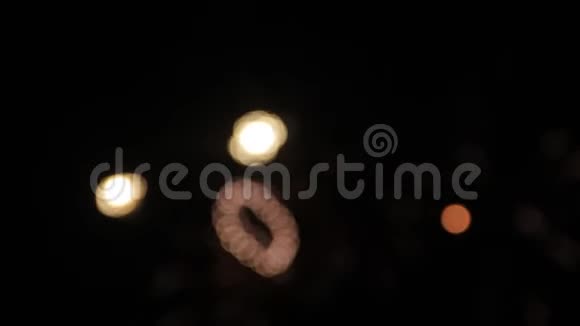 在夜空中的节日背景下烟熏的颜色显示了烟花爆竹的灯光视频的预览图