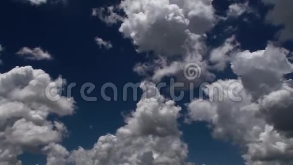 蓝天中的云运动时间流逝视频的预览图