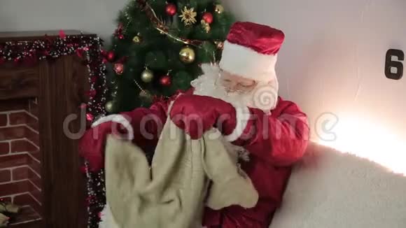 带着空包子的圣诞老人视频的预览图