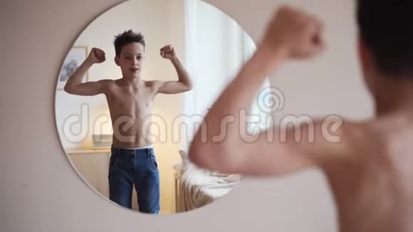 自信的孩子看着镜子里的肌肉想象他是超级英雄视频的预览图