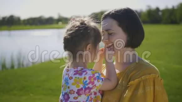 妈妈和女儿拥抱亲吻和微笑视频的预览图