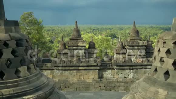 博罗布杜尔神庙顶部的景色视频的预览图