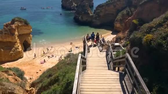 通往葡萄牙阿尔加维地区PontadaPiedade拉各斯附近美丽沙滩的楼梯视频的预览图