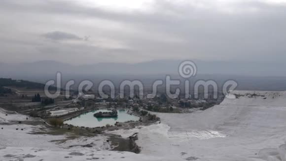 石灰华梯田俯瞰小镇全景土耳其Pamukkale视频的预览图