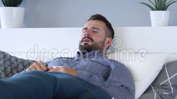 哭哭啼啼的胡须男躺在床上视频的预览图