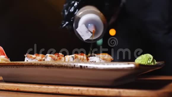 美味的欧洲卷鳗鱼芥末和生姜涂上酱汁放在白色的盘子里框架日本视频的预览图