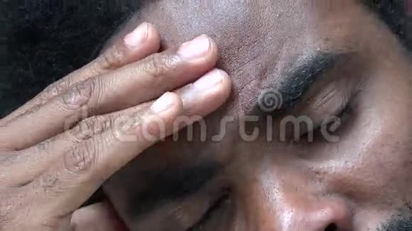 有头痛的非洲成年男性视频的预览图