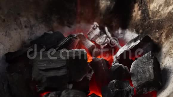 用松木棒在泰国传统炉子中从火炭中吸取火焰视频的预览图