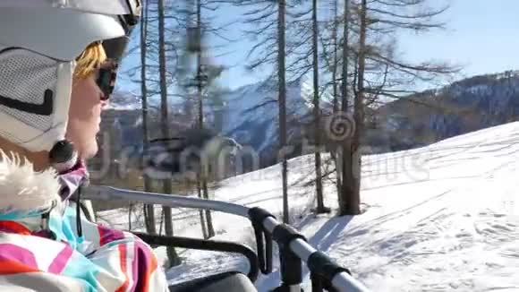 滑雪举女肖像视频的预览图