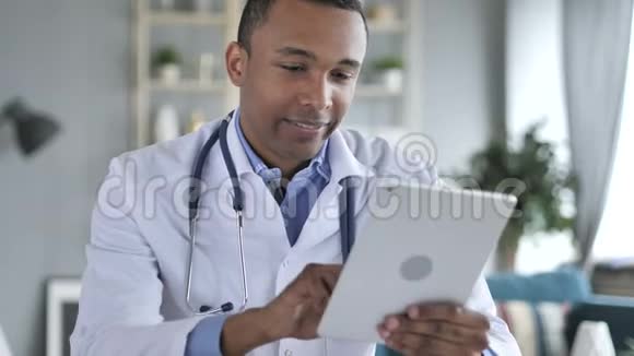 非裔美国人医生在线平板视频聊天视频的预览图