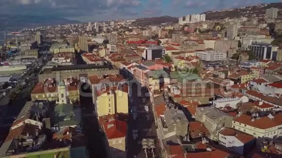 从无人机在克罗地亚的老城镇里耶卡的瓷砖屋顶上观看视频的预览图
