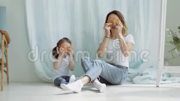 一个漂亮的女人和一个小女孩用饼干闭上眼睛视频的预览图