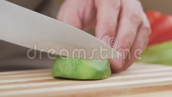 一个男人正在用一把菜刀在切割板上切熟的鳄梨视频的预览图