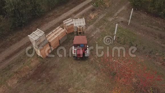 拖拉机移动大型木箱视频的预览图