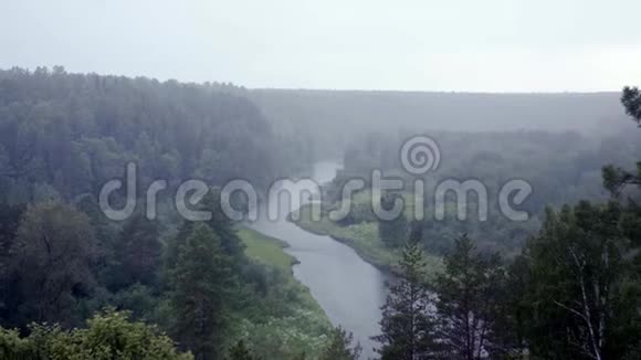 雨和多云的天空中有河流和森林的景观库存录像从峡谷的悬崖上看到河流和视频的预览图
