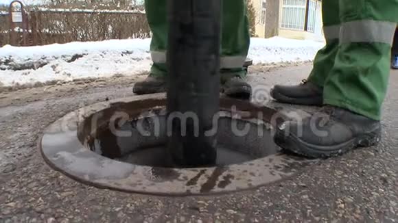 专业人员服务用软管清除排水井的粪便污水视频的预览图