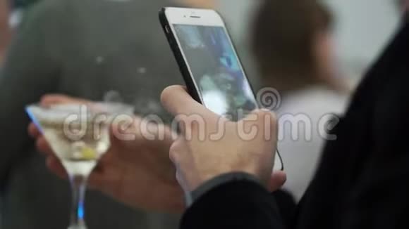 有智能手机和香槟的年轻人视频的预览图