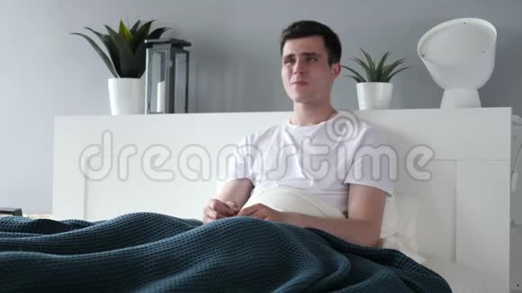 牙痛有牙痛的男人坐在床上视频的预览图