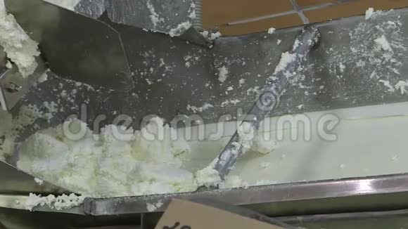 工厂生产干酪奶基奶油产品视频的预览图