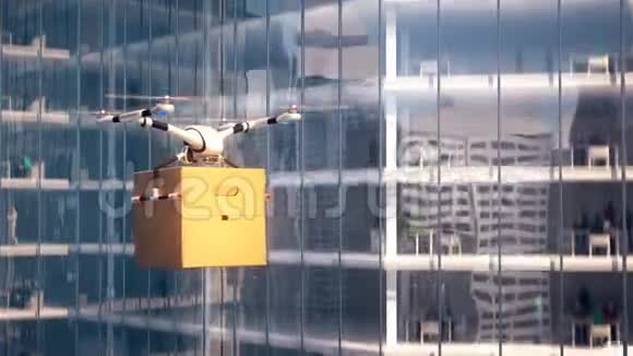 城市背景下的无人机运输机产品纸盒视频的预览图