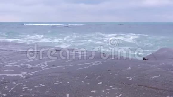 强烈的风浪拍打着滨水区的防波堤水花飞溅视频的预览图