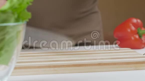一个男人在切菜板上用菜刀切西葫芦视频的预览图